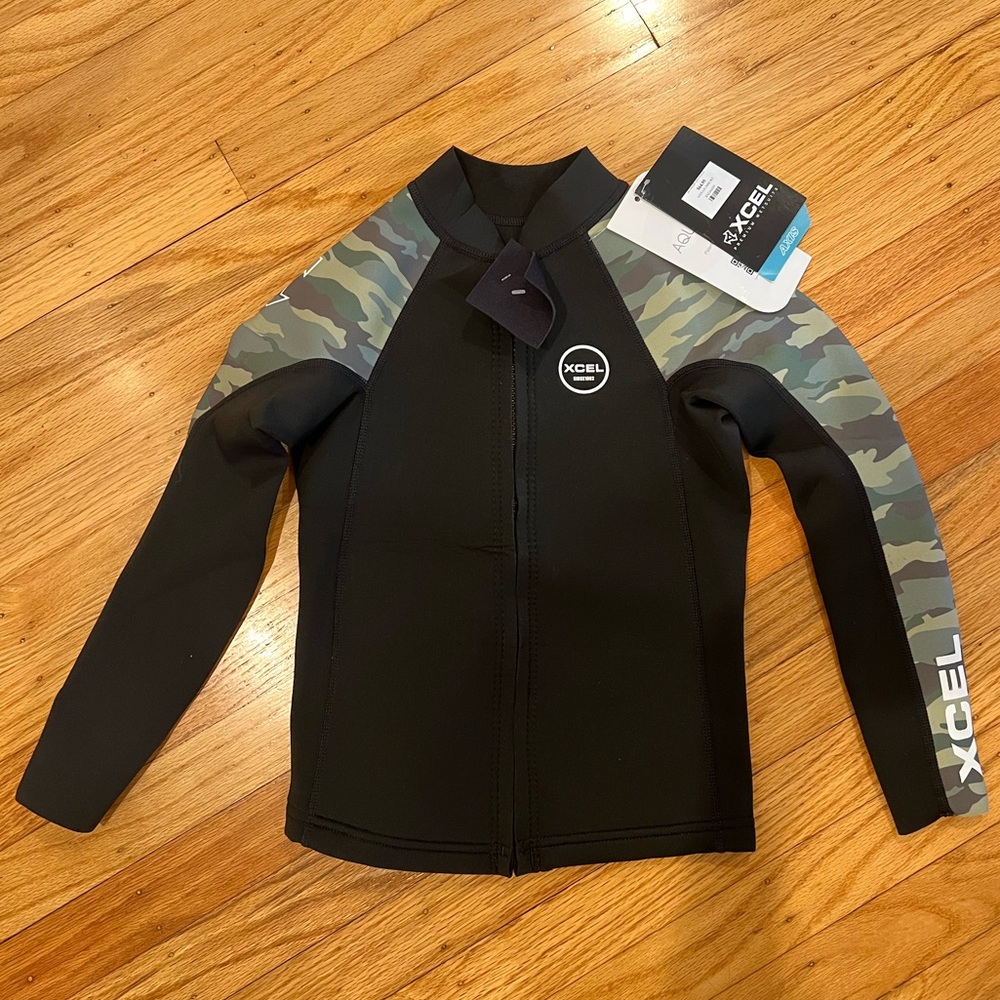 NWT! Xcel Youth Axis Long Sleeve Jacket 2/1mm Camo and Black